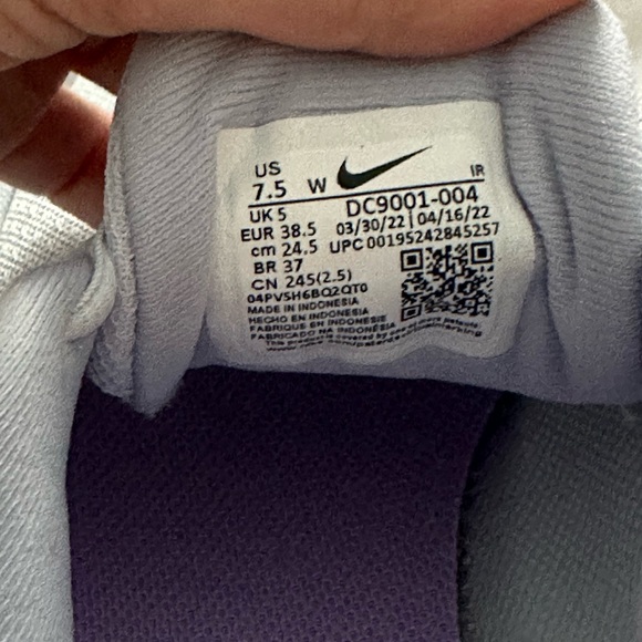 Brand new Nike, never worn - Picture 3 of 5